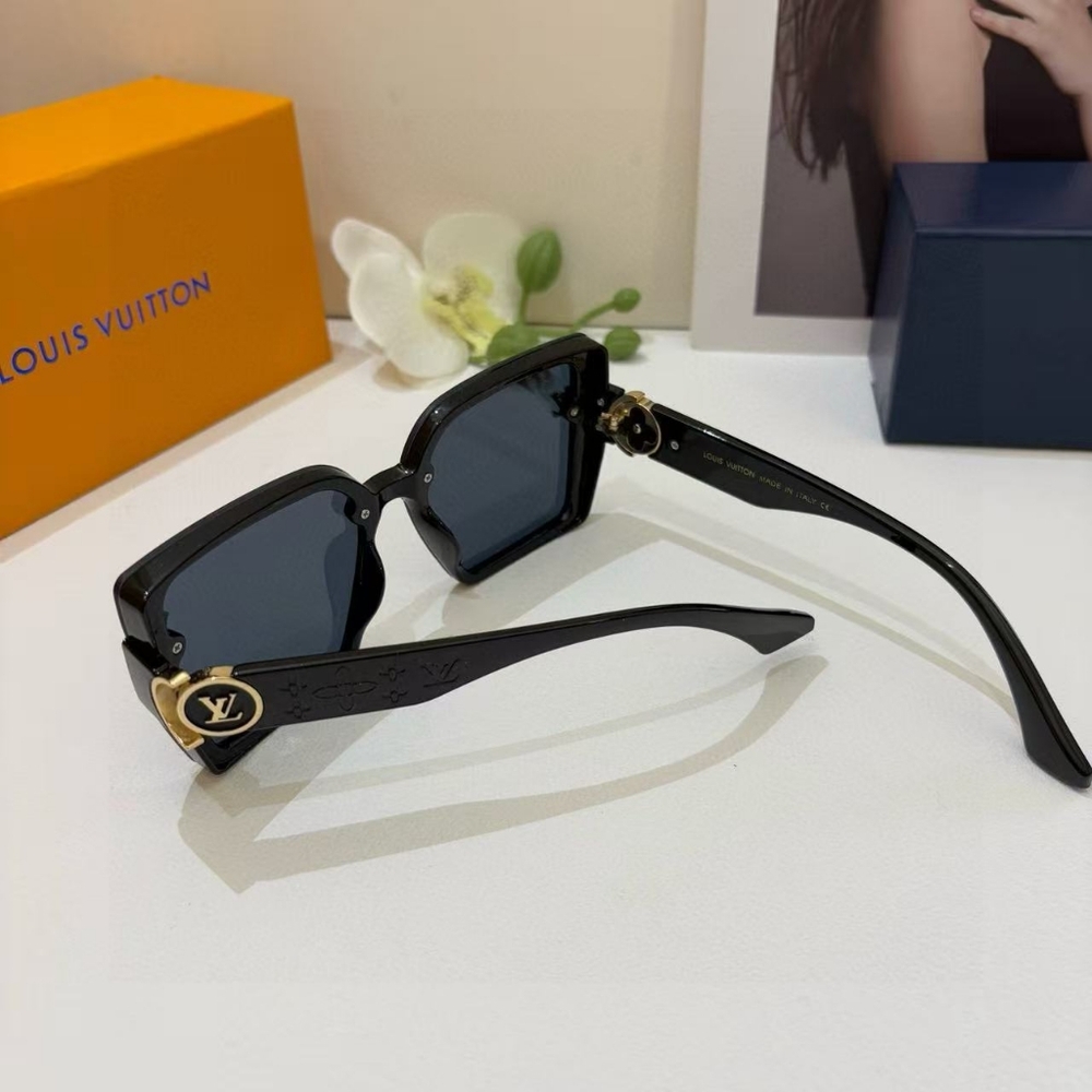 Louis Vuitton Square Black Sunglasses - Picture 6 of 8